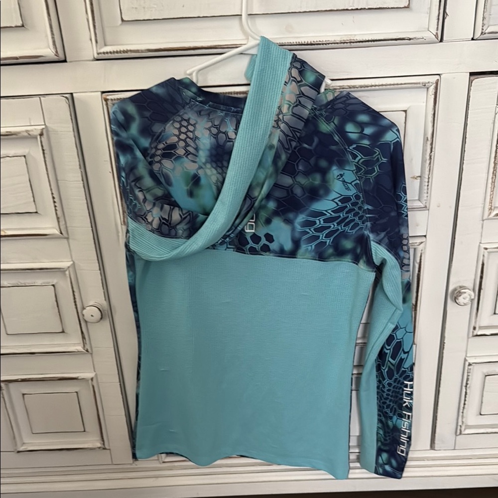 Huk Women’s Long Sleeve Performance Fishing Tee in Teal and Navy - Picture 5 of 5